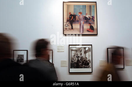 Un groupe de visiteurs à la galerie nationale de portrait du centre de Londres, passe devant les photos prises par le photographe britannique de portrait Cecil Beaton (1904-1980), lors d'une nouvelle exposition de l'œuvre de sa vie, qui s'ouvre de demain jusqu'au 31 mai 2004. Les photos sur le mur sont du peintre David Hockney dans son studio et célèbre artiste américain Andy Warhol et des amis. Banque D'Images