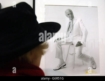 Un visiteur de la galerie nationale de portraits du centre de Londres étudie un autoportrait réalisé par le photographe britannique de portraits Cecil Beaton (1904-1980), lors d'une nouvelle exposition de l'œuvre de sa vie, qui s'ouvre de demain jusqu'au 31 mai 2004. Banque D'Images