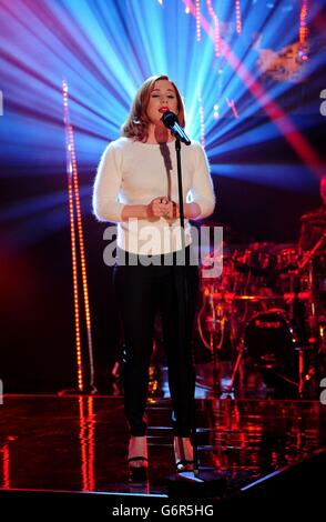 Katy B se produit pendant le tournage du Graham Norton Show aux London Studios, dans le sud de Londres, devant être diffusé sur BBC One vendredi soir. Banque D'Images