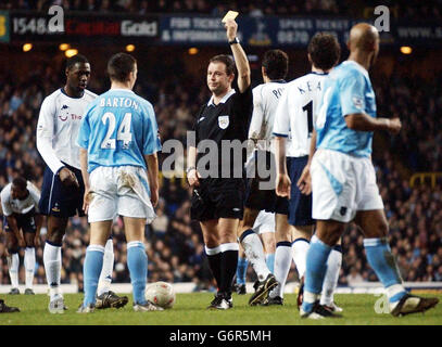 Joey Barton de Manchester City (deuxième à gauche) est cartonné jaune par l'arbitre Rob Styles (au centre) lors du match de quatrième tour de la coupe FA contre Tottenham Hotspur à White Hart Lane, Londres. Manchester City a gagné 4-3 après que Barton a été envoyé pour une deuxième infraction à réserver. Banque D'Images