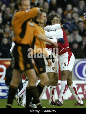 Thierry Henry (à droite) d'Arsenal célèbre son but lors du match Barclaycard Premiership à Molineux, Wolverhampton. Banque D'Images