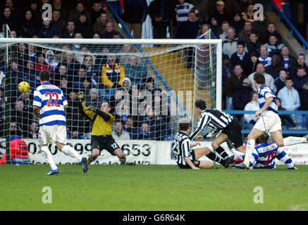 Les Rangers du Queens Park Paul Furlong se sont élevés contre le comté de Notts lors du match national de la division deux à Loftus Road, à l'ouest de Londres. PAS D'UTILISATION DU SITE WEB DU CLUB OFFICIEUX. Banque D'Images