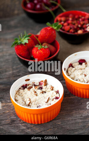 Crumble de rhubarbe et de fruits rouges Banque D'Images
