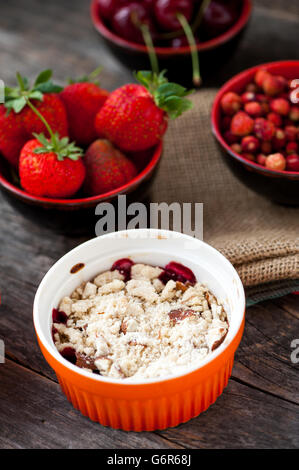 Crumble de rhubarbe et de fruits rouges Banque D'Images