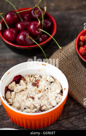 Crumble de rhubarbe et de fruits rouges Banque D'Images