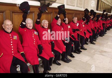 Tony Tremarco (à gauche), ancien combattant de la Seconde Guerre mondiale, de Liverpool, et Bill Germanes (à gauche), de Hackney, dans le nord-est de Londres, se joignent à d'autres anciens combattants pour saluer le Royal Chelsea Hospital, à Londres. Un programme de « retour des héros » doit être lancé pour permettre aux vétérans britanniques de voyager à l'étranger pour commémorer les batailles qu'ils ont combattues et les camarades qu'ils ont perdus pendant la guerre il y a soixante ans. Banque D'Images