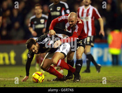 Marlon Pack de Bristol City (à gauche) et Alan McCormack de Brentford se battent pour le ballon lors du match Sky Bet League One à Griffin Park, Brentford. Banque D'Images