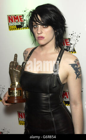 Brody Dalle et son Rock 'N' Roll Woman of the Year Award lors des NME