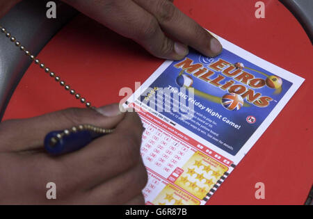 Les billets pour le jeu EuroMillions en vente à Londres Banque D'Images