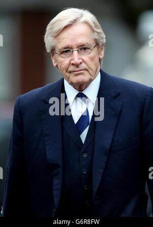 L'acteur de la rue couronnement Bill Roache arrive au tribunal de la Couronne de Preston, où il nie deux chefs d'accusation d'avoir violé une fille de 15 ans dans l'est du Lancashire en 1967, et quatre agressions indécentes impliquant quatre filles âgées de 11 ou 12 à 16 ans dans la région de Manchester en 1965 et 1968. Banque D'Images