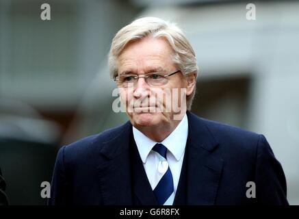 L'acteur de la rue couronnement Bill Roache arrive au tribunal de la Couronne de Preston, où il nie deux chefs d'accusation d'avoir violé une fille de 15 ans dans l'est du Lancashire en 1967, et quatre agressions indécentes impliquant quatre filles âgées de 11 ou 12 à 16 ans dans la région de Manchester en 1965 et 1968. Banque D'Images