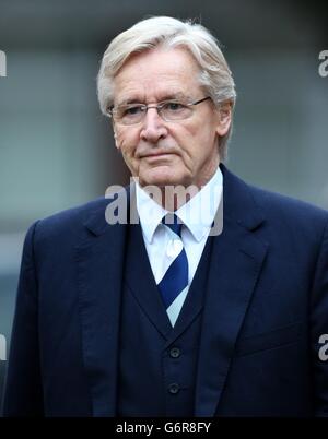 L'acteur de la rue couronnement Bill Roache arrive au tribunal de la Couronne de Preston, où il nie deux chefs d'accusation d'avoir violé une fille de 15 ans dans l'est du Lancashire en 1967, et quatre agressions indécentes impliquant quatre filles âgées de 11 ou 12 à 16 ans dans la région de Manchester en 1965 et 1968. Banque D'Images