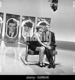 Divertissement - Cilla Black et Bruce Forsyth - Teddington, Londres Banque D'Images