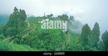 Darjeeling Himalayan Railway ramper dans Batasia Loop au milieu des nuages de mousson, Darjeeling, Inde Banque D'Images