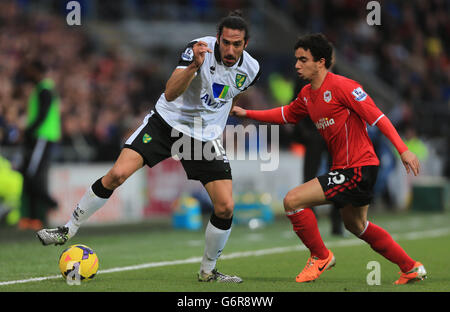 Jonas Gutierrez, de Norwich City, s'est disputé le ballon contre Fabio, de Cardiff City, lors du match de la Barclays Premier League au Cardiff City Stadium, à Cardiff. Banque D'Images