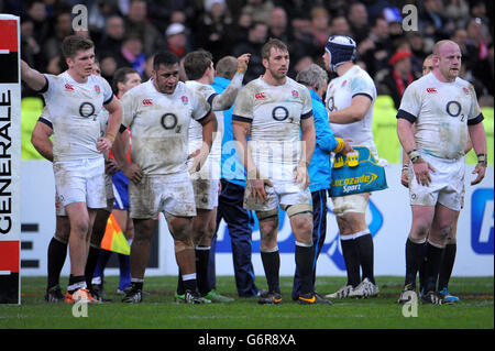 Owen Farrell, Mako Vunipola, Chris Robshaw et Dan Cole, de l'Angleterre (de gauche à droite), ont l'air abattu alors qu'ils attendent que la France reconvertit leur tentative de victoire lors du match des RBS 6 Nations au Stade de France, Paris, France. Banque D'Images