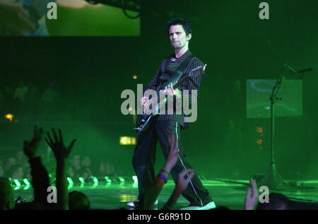 Le groupe de rock Muse se présente sur scène aux Brit Awards 2004 annuels à Earls court, dans le sud-ouest de Londres. Banque D'Images