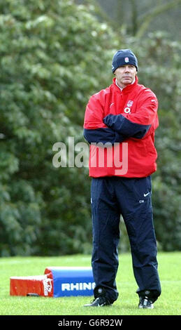 L'entraîneur d'Angleterre Sir Clive Woodward observe son équipe lors de l'entraînement de rugby d'Angleterre à Penny Hill Park, Surrey, avant leur match des RBS 6 Nations contre l'Écosse samedi à Murrayfield. Banque D'Images