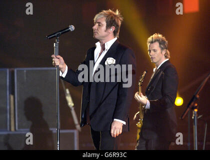 Simon le bon (à gauche) et John Taylor du groupe de pop des années quatre-vingt Duran Duran se présentant sur scène aux Brit Awards 2004 annuels à Earls court, dans le sud-ouest de Londres. Banque D'Images