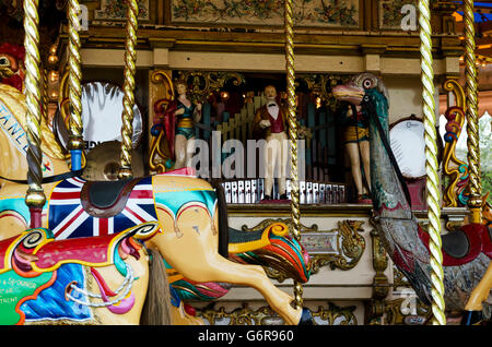 Le rond-point à la vapeur gallopers Bressingham Steam Museum et Jardins, près de Diss Norfolk, en Angleterre. Banque D'Images