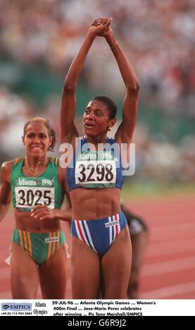 29-JUL-96, Jeux Olympiques d'Atlanta, finale du 400m féminin, Jose-Marie Perec célèbre après avoir gagné Banque D'Images