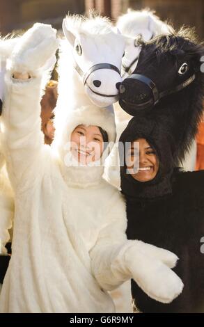 Des artistes en costume pendant le défilé annuel du nouvel an chinois dans le centre de Londres, marquant le début de l'année du Cheval. Banque D'Images