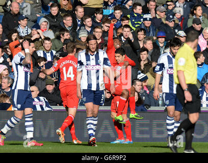 Football - Barclays Premier League - West Bromwich Albion / Liverpool - The Hawthorns.Daniel Sturridge, de Liverpool, célèbre avec son coéquipier Luis Suarez (à droite) après avoir obtenu son premier but Banque D'Images