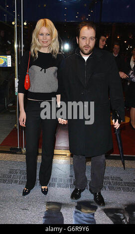 Le mannequin Claudia Schiffer et son mari Matthew Vaughn arrivent pour la première caritative britannique d'Along sont venus Polly à l'Empire, Leicester Square dans le centre de Londres. Banque D'Images