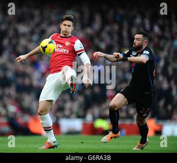 Football - Barclays Premier League - Arsenal / Crystal Palace - Emirates Stadium.Olivier Giroud d'Arsenal (à gauche) contrôle le ballon à l'écart de Damien Delaney (à droite) du Crystal Palace Banque D'Images