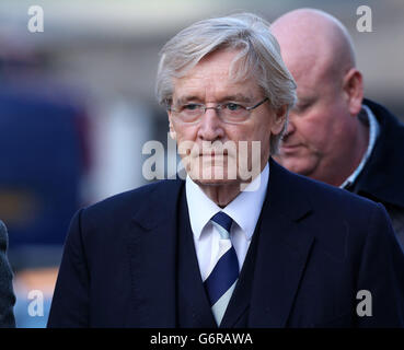 L'acteur de la rue couronnement William Roache arrive au tribunal de la Couronne de Preston, où il nie deux chefs d'accusation d'avoir violé une jeune fille de 15 ans dans l'est du Lancashire en 1967, et quatre agressions indécentes impliquant quatre filles âgées de 11 ou 12 à 16 ans dans la région de Manchester en 1965 et 1968. Banque D'Images