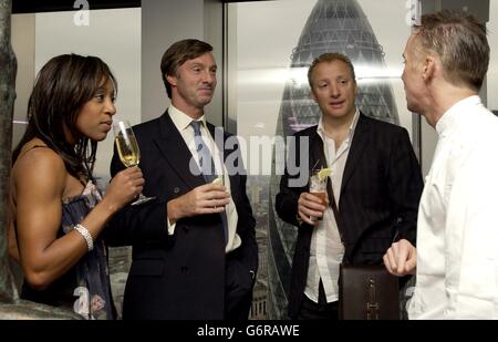 Diane Modahl avec son partenaire Vicente (2e à droite) avec Lord Brockett et le chef Gary Rhodes (à droite) lors d'un déjeuner pour la « I'm a Celebrity »... sortez des participants au restaurant Gary Rhodes Rhodes vingt-quatre, à la Tour 42 de la ville de Londres. Banque D'Images