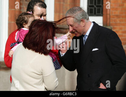 Le prince de Galles rencontre son mari et sa femme Mehmet et Burcin Akbasak ainsi que leurs filles jumelles Kayla et Lara, âgées de 12 mois, dont l'appartement a été détruit lors des émeutes de Londres, lors de la visite du prince au Centre 639 sur Tottenham High Road, dans le nord de Londres. Banque D'Images