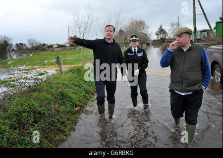 Le Premier ministre David Cameron en compagnie de Bridgwater et du député de West Somerset Ian Liddell-Grainger (à droite) lors d'une visite à Goodings Farm à Fordgate, dans le Somerset. Banque D'Images