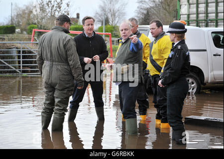 Le Premier ministre David Cameron, en compagnie du député de Bridgwater et du Somerset Ouest, Ian Liddell-Grainger (3e à gauche), et l'agriculteur Tony Davy (à gauche), lors d'une visite à Goodings Farm à Fordgate, dans le Somerset. Banque D'Images