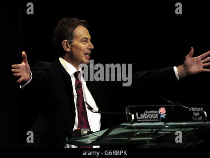 Le Premier ministre Tony Blair s'adresse à la Conférence du Parti travailliste écossais, au théâtre Eden court d'Inverness. Alors que Blair fit une visite officielle à Inverness, il ignora les questions des médias en attente sur le sujet de l'action contre le député Clare Short. Banque D'Images