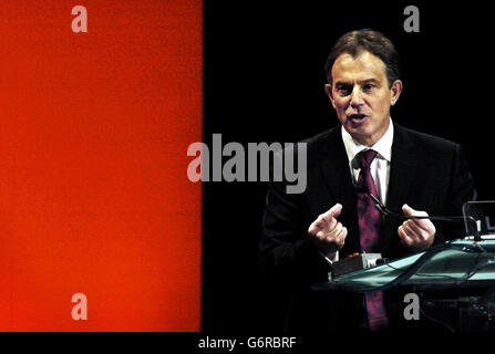 Le Premier ministre Tony Blair s'adresse à la Conférence du Parti travailliste écossais, au théâtre Eden court d'Inverness. Banque D'Images