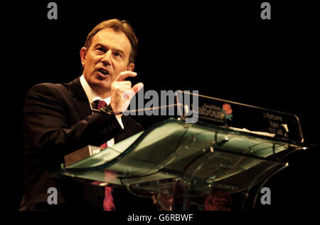 Le Premier ministre Tony Blair s'adresse à la Conférence du Parti travailliste écossais, au théâtre Eden court d'Inverness. M. Blair a effectué une visite officielle à Inverness. Il a ignoré les questions des médias en attente sur le sujet de l'action contre le député Clare Short. Banque D'Images