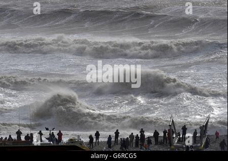 Vagues se brisent sur la Cobb dans Lyme Regis, Dorset que la côte sud est battue par le temps de tempête. Banque D'Images