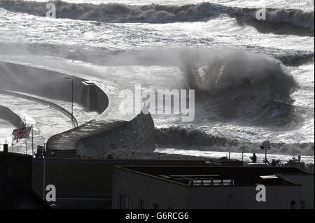 Vagues se brisent sur la Cobb dans Lyme Regis, Dorset que la côte sud est battue par le temps de tempête. Banque D'Images