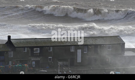 Vagues se brisent sur la Cobb dans Lyme Regis, Dorset que la côte sud est battue par le temps de tempête. Banque D'Images