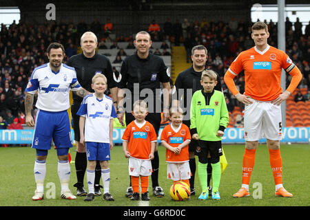 Football - Championnat Sky Bet - Blackpool / Nottingham Forest - Bloomfield Road.Les capitaines de club Gary MacKenzie (à droite) et Andy Reid (à gauche) font la queue avec des mascottes de jour de match et des officiels de match avant le coup d'envoi Banque D'Images
