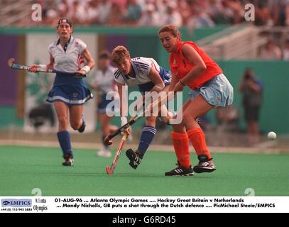 01 AOÛT 96. Jeux olympiques d'Atlanta. Hockey Grande-Bretagne / pays-Bas. Mandy Nicholls, GB met un coup de feu à travers la défense hollandaise. PicMichael Steele/EMPICS Banque D'Images