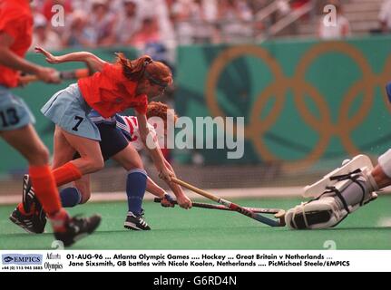 01-AOÛT-96 ... Jeux olympiques d'Atlanta .... Hockey ... Grande-Bretagne / pays-Bas ... Jane Sixsmith, GB bataille avec Nicole Koolen, pays-Bas .... PicMichael Steele/EMPICS Banque D'Images