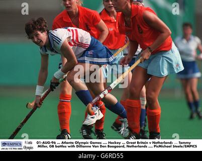 01-AOÛT-96 ... Jeux olympiques d'Atlanta .... Hockey ... Grande-Bretagne / pays-Bas ... Tammy Miller, GB bataille avec Dillianne Van Den Boogaard, pays-Bas .... PicMichael Steele/EMPICS Banque D'Images