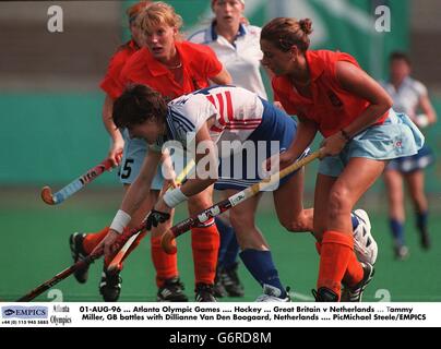 01 AOÛT 96. Jeux olympiques d'Atlanta. Hockey. Grande-Bretagne / pays-Bas. Tammy Miller, GB lutte avec Dillianne Van Den Boogaard, pays-Bas. PicMichael Steele/EMPICS Banque D'Images