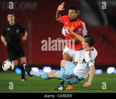 Le Jesse Lingard (à gauche) de Manchester United est attaqué par Dan Potts (à droite) de West Ham United. Banque D'Images