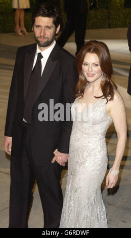 Julianne Moore et son mari, directeur Bart Freunclich, arrivant pour l'après-fête de la Vanity Fair à Morton's Melrose Avenue à Los Angeles, après les 76e Academy Awards. Julianne porte une robe de Versace. Banque D'Images