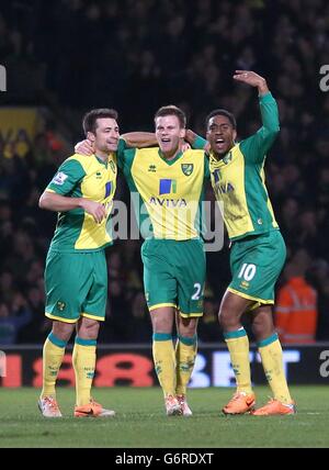 Ryan Bennett (au centre) de Norwich City célèbre leur premier but Du jeu avec les coéquipiers Leroy fer et Russell Martin (gauche) Banque D'Images