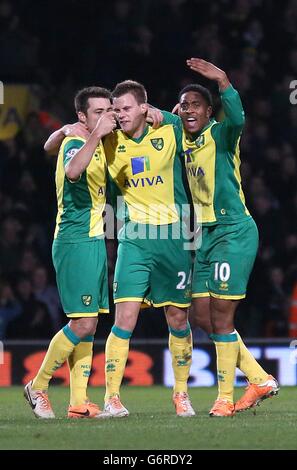 Ryan Bennett (au centre) de Norwich City célèbre leur premier but Du jeu avec les coéquipiers Leroy fer et Russell Martin (gauche) Banque D'Images