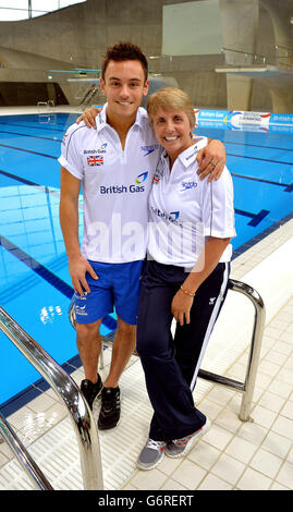 Tom Daley The Great Britain Diver avec la nouvelle entraîneure américaine Jane Figueirdo, après avoir rencontré les médias lors d'une courte session d'entraînement, à la piscine olympique et de plongée de Londres 2012 à Stratford, dans l'est de Londres. Banque D'Images